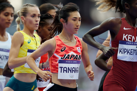 女子５０００メートル予選、力走する田中希実（中央）＝２日、サンドニ