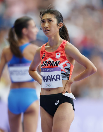 女子５０００メートル予選、レースを終えた田中希実＝２日、サンドニ