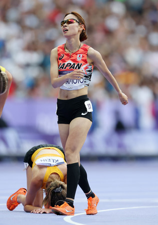 女子５０００メートル予選、レースを終えた山本有真＝２日、サンドニ