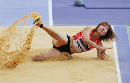 女子三段跳び予選で着地する森本麻里子＝２日、サンドニ