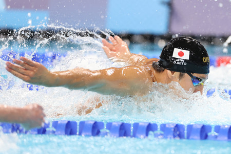 男子２００メートル個人メドレー決勝で力泳する瀬戸大也＝２日、パリ