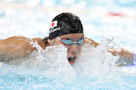 男子１００メートルバタフライ準決勝で力泳する松元克央＝２日、パリ