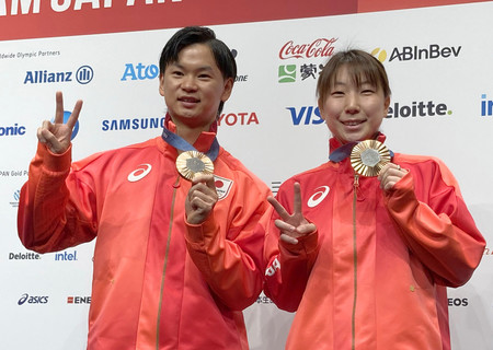 銅メダルを獲得したバドミントン混合ダブルスの渡辺勇大、東野有紗組＝３日、パリ