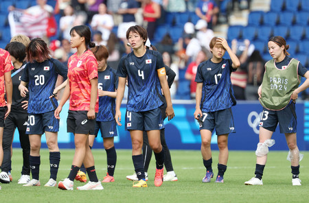 女子準々決勝で米国に敗れた日本。中央は熊谷＝３日、パリ