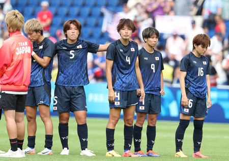 女子準々決勝で米国に敗れた日本。右から３人目は熊谷＝３日、パリ