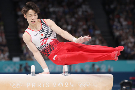 種目別決勝男子あん馬で演技する杉野正尭＝３日、パリ