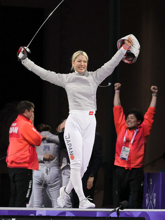 女子サーブル団体３位決定戦でフランスに勝利し、喜ぶ江村美咲＝３日、パリ