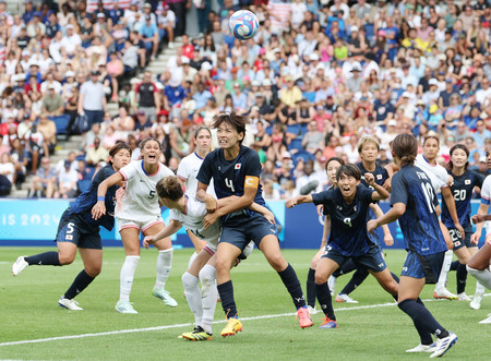 女子準々決勝・米国戦の延長前半、ゴール前で競り合う熊谷（中央）＝３日、パリ