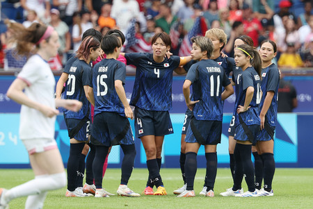 女子準々決勝の米国戦、後半に向けて円陣を組む選手たち。中央は主将の熊谷＝３日、パリ