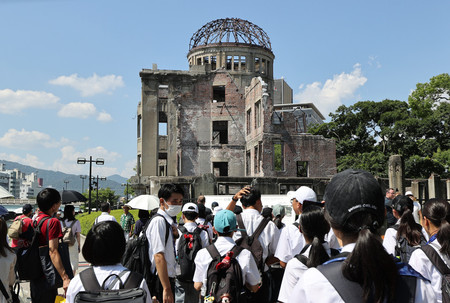 ７９回目の原爆忌を控え、多くの人が訪れた原爆ドーム＝５日午後、広島市中区の平和記念公園