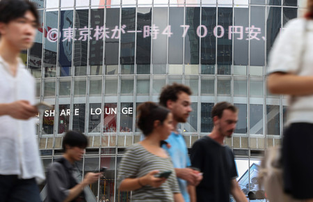 日経平均株価が下落したことを伝えるニュース＝５日午後、東京都渋谷区