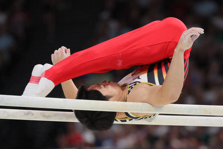 男子種目別平行棒決勝で演技する谷川航選手＝５日、パリ