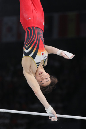 男子種目別鉄棒決勝で演技する杉野正尭選手＝５日、パリ