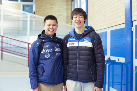 野口嵩広トレーナー（左）とバレーボール石川祐希選手（野口さん提供）