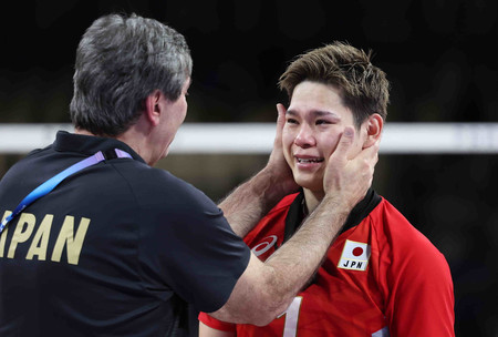 男子準々決勝でイタリアに敗れ、涙を浮かべる西田（右）＝５日、パリ