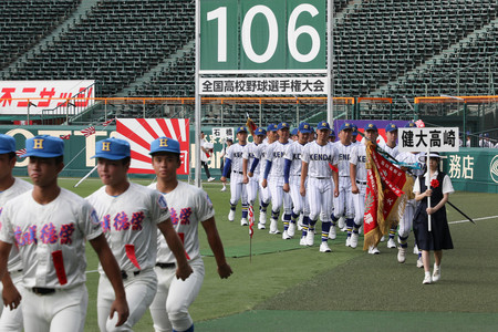 第１０６回全国高校野球選手権大会の開会式リハーサルで行進する健大高崎の選手ら＝６日、甲子園