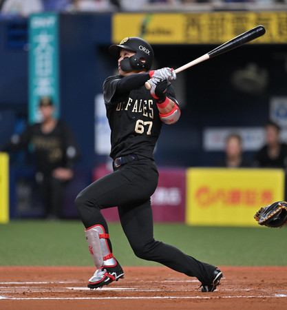 ６回、勝ち越し２ランを放つオリックスの中川＝６日、京セラドーム