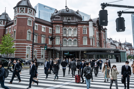 東京駅前を歩く通勤客ら＝東京都千代田区（ＡＦＰ時事）