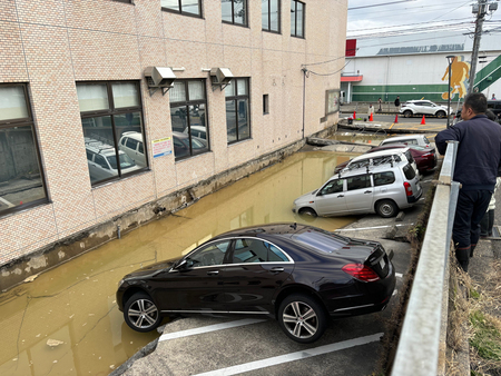 液状化によって車が水に浸かった新潟市西区の駐車場＝１月２日