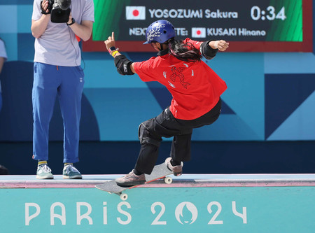 女子パーク予選で演技する四十住さくら＝６日、パリ