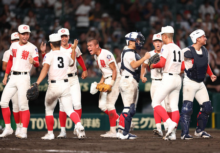 延長タイブレークの末、岐阜城北に競り勝ち、喜ぶ智弁学園ナイン＝７日、甲子園