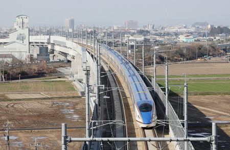 福井市内を走行する北陸新幹線＝３月１６日