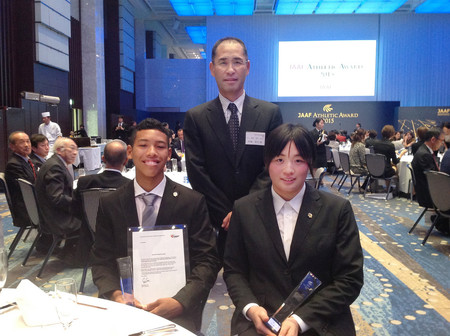 北口榛花選手（右）、松橋昌巳さん（中央）と陸上のサニブラウン選手（松橋さん提供）