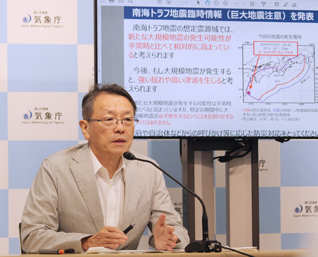 南海トラフ地震臨時情報について記者会見で説明する評価検討会の平田直会長＝８日、東京都港区