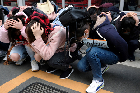 東京都台東区の浅草寺で、地震を想定した訓練に参加する人たち（ＡＦＰ時事）（資料）