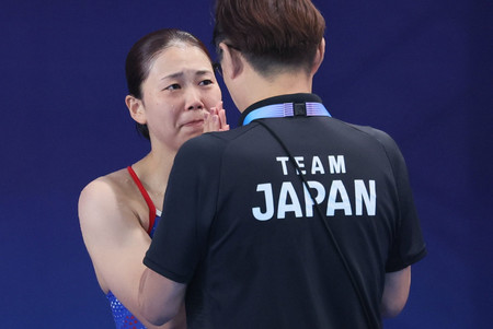 女子板飛び込み、準決勝を終えた榎本遼香（左）＝８日、サンドニ