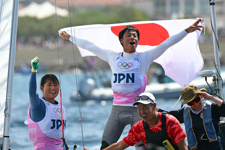 混合４７０級で銀メダルを獲得し、喜ぶ岡田奎樹、吉岡美帆組＝８日、マルセイユ（ＡＦＰ時事）