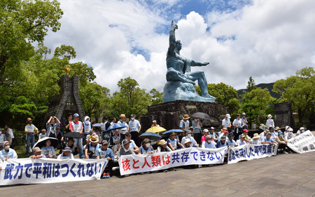 反核の座り込みに集まった人たち＝７月９日、長崎市の平和公園