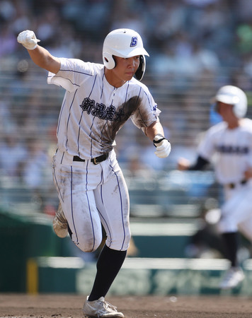 ７回表新潟産大付２死三塁、勝ち越し打を放ち喜ぶ多田＝９日、甲子園