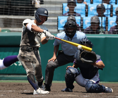 ５回裏西日本短大付１死満塁、山下が２点適時打を放つ＝９日、甲子園