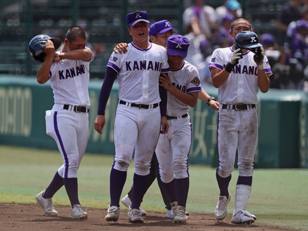 西日本短大付に敗れた先発の吉田（左から２人目）ら金足農の選手たち＝９日、甲子園