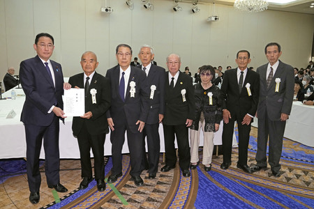 本田魂長崎原爆遺族会会長（左から２人目）から要望書を受け取る岸田文雄首相（左端）。右から３人目は被爆体験者の岩永千代子さん＝９日午後、長崎市（代表撮影）