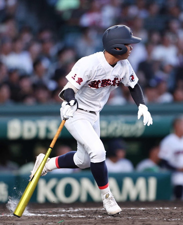 ９回表菰野１死二塁、栄田が適時二塁打を放つ＝９日、甲子園