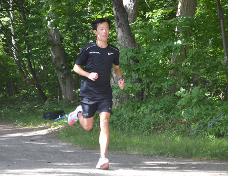 練習を公開したマラソン男子の小山直城選手＝７月２５日、北海道千歳市