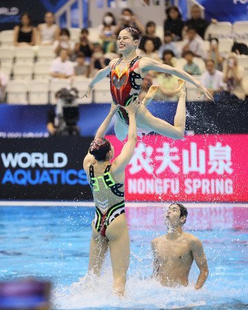 世界水泳選手権のアーティスティックスイミング（ＡＳ）、アクロバティックルーティン（ＡＲ）予選で演技する日本の佐藤陽太郎（右下）ら＝２０２３年７月、マリンメッセ福岡