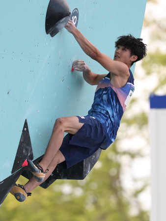 男子複合決勝、ボルダーの課題に挑む安楽宙斗＝９日、ルブールジェ