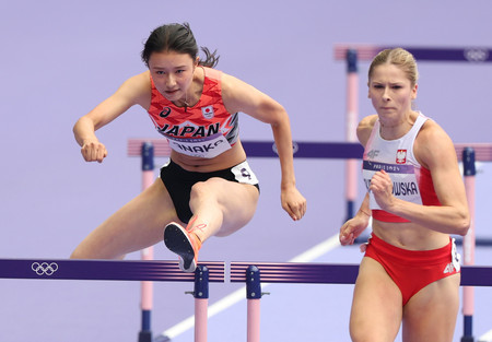 女子１００メートル障害準決勝、力走する田中佑美（左）＝９日、サンドニ