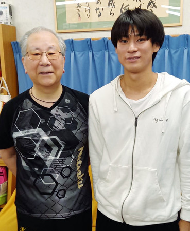 パリ五輪卓球男子代表の戸上隼輔選手（右）と恩師の松生幸一さん＝３月（松生さん提供）