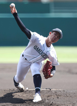 力投する岡山学芸館先発の沖田＝１０日、甲子園