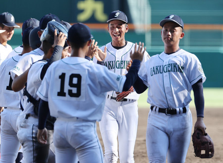 聖カタリナ学園に勝利し、喜ぶ岡山学芸館ナイン＝１０日、甲子園