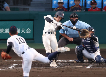 ７回表掛川西２死二塁、堀口が勝ち越しの適時打を放つ＝１０日、甲子園