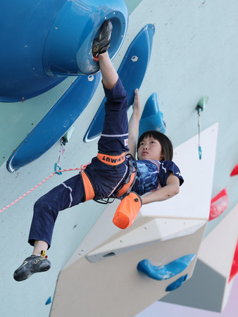 女子複合決勝リードの課題に挑む森秋彩選手＝１０日、ルブールジェ