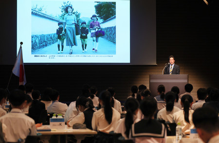 拉致問題に関する「中学生サミット」で講演する被害者家族連絡会代表の横田拓也さん＝９日午前、東京都台東区