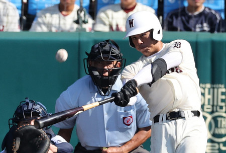 ２回表早稲田実２死満塁、宇野が走者一掃の逆転二塁打を放つ＝１１日、甲子園