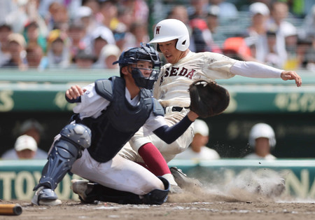 ８回表早稲田実２死二塁、高崎の内野安打で生還する宇野（奥）。鳴門渦潮の捕手は藤原＝１１日、甲子園