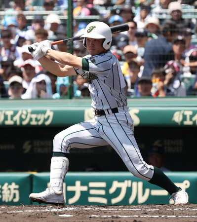 ３回表鶴岡東２死二、三塁、桜井が先制の２点適時打を放つ＝１１日、甲子園